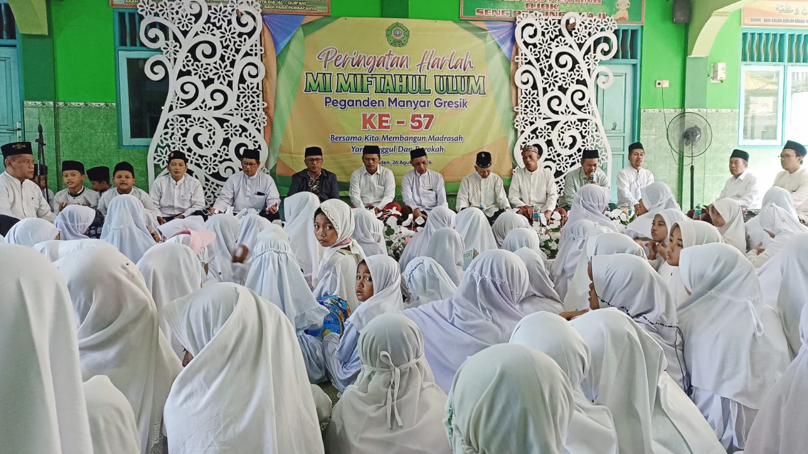 Harlah ke-57 MI Miftahul Ulum juga dihadiri para tokoh pemerintah dan tokoh masyarakat di Kecamatan Manyar. Foto: dok MI Miftahul Ulum Peganden/NUGres