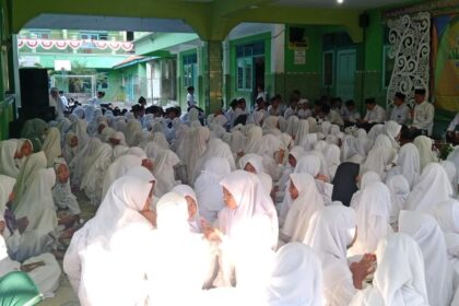 MI Miftahul Ulum Peganden Manyar Gresik memperingati Hari Lahir (Harlah) ke-57, Senin (26/8/2024). Foto: dok MI Miftahul Ulum Peganden/NUGres