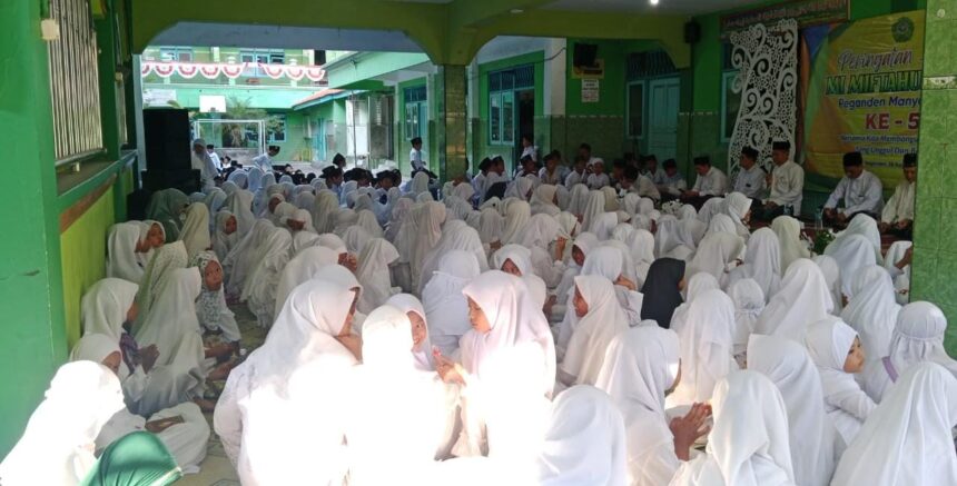 MI Miftahul Ulum Peganden Manyar Gresik memperingati Hari Lahir (Harlah) ke-57, Senin (26/8/2024). Foto: dok MI Miftahul Ulum Peganden/NUGres