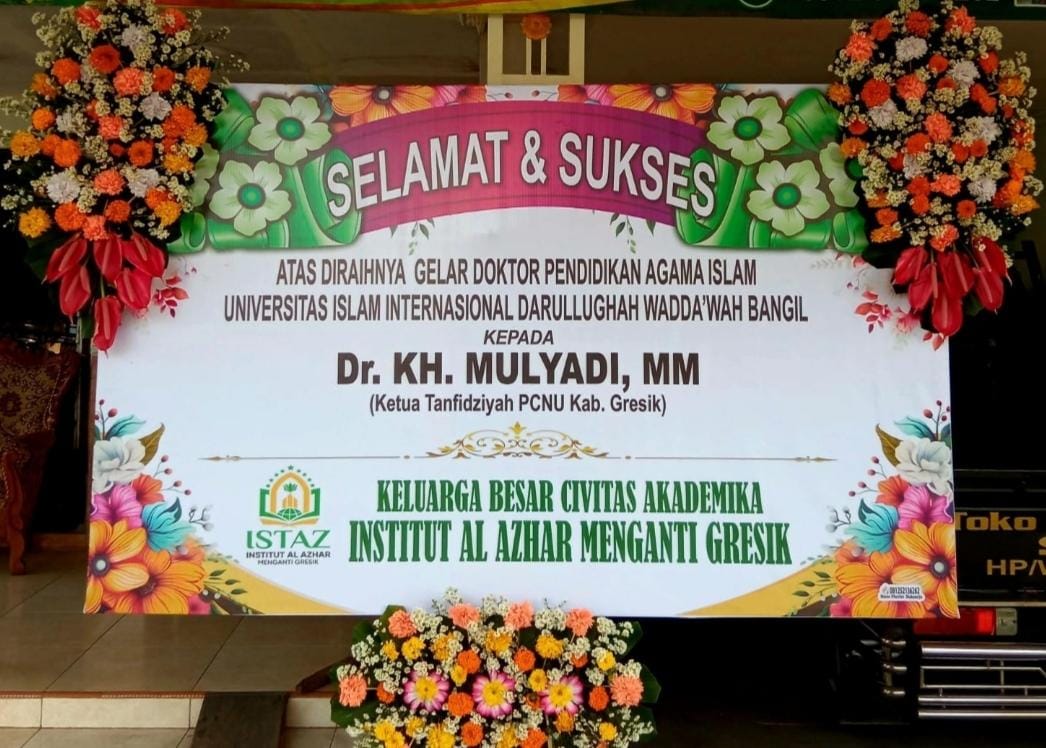 Karangan bunga dari Civitas Akademika ISTAZ menyambut diraihnya gelar doktor KH Mulyadi. Foto: dok ISTAZ Gresik/NUGres