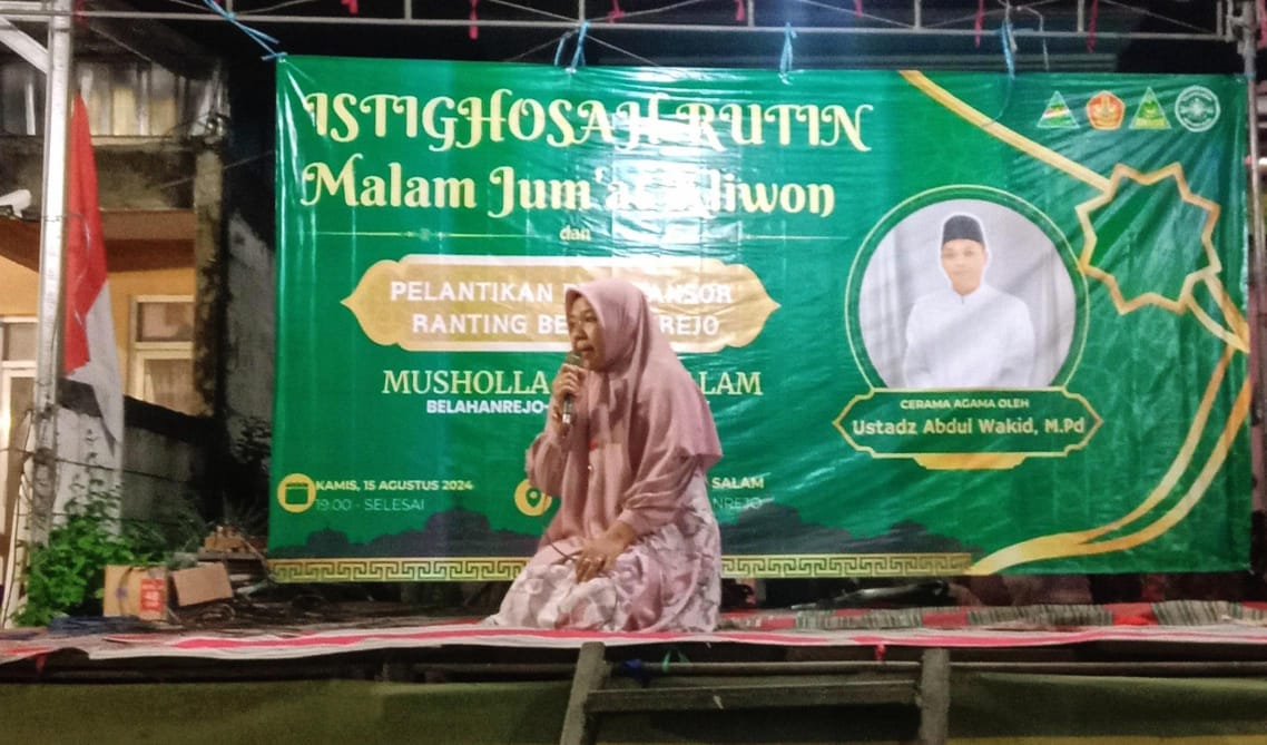 Kepala Desa Belahanrejo Kedamean Gresik, Hj. Sulistiyo Watiningsih, SH menyampaikan apresiasi atas peran GP Ansor dalam menjaga keharmonisan dalam kehidupan sosial keagamaan di desa. Foto: dok PR GP Ansor Belahanrejo/NUGres