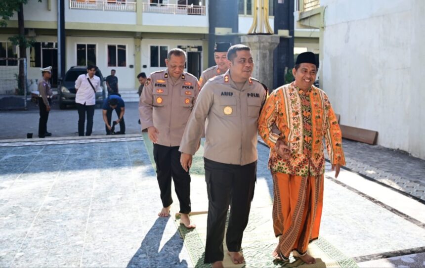 Ta'aruf dan silaturahmi jalin kerja sama menjaga Kamtibmas, Kapolres Gresik AKBP Arief Kurniawan berkunjung ke Pondok Pesantren. Foto: dok Polres Gresik/NUGres