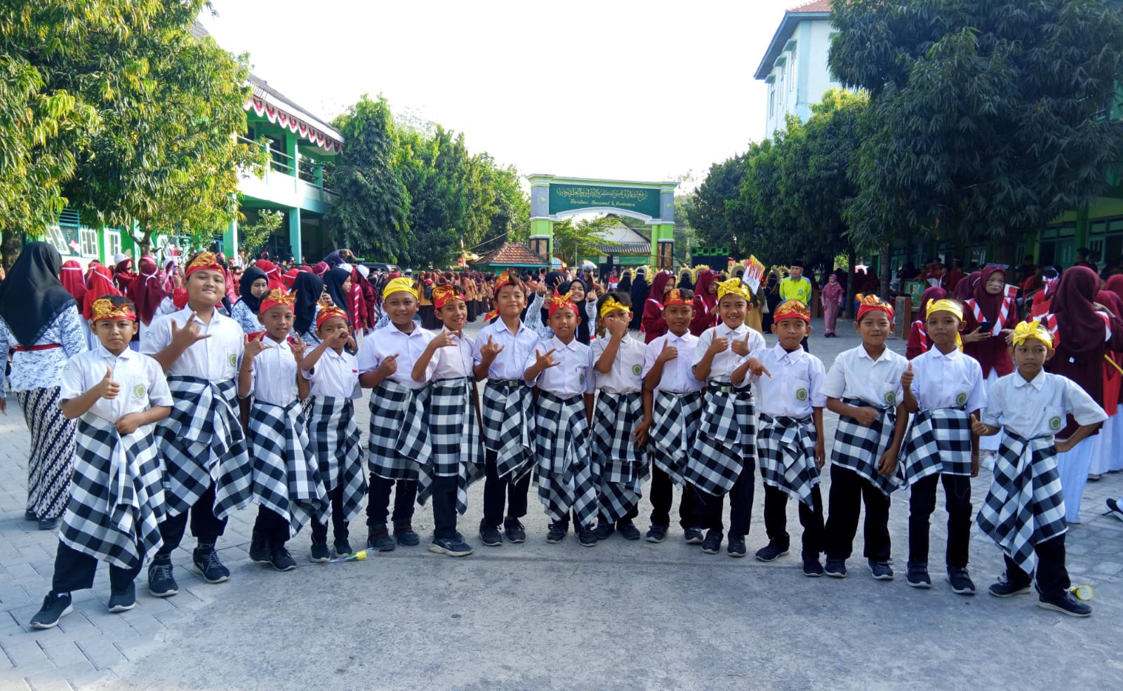 Para pelajar dan santri YPP Al Karimi Tebuwung Dukun Gresik antusias mengikuti Karnaval Budaya Nusantara. Foto: dok YPP Al Karimi/NUGres