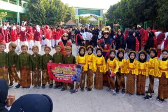 Yayasan Pondok Pesantren Al Karimi Tebuwung Dukun Gresik bersama dengan seluruh unit lembaga pendidikannya menggelar kegiatan berjuluk Karnaval Budaya Nusantara dalam rangka memperingati HUT ke-79 Republik Indonesia, Kamis (22/8/2024). Foto: dok YPP Al Karimi/NUGres