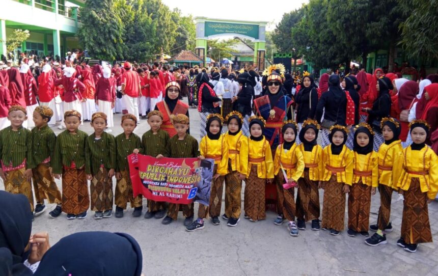 Yayasan Pondok Pesantren Al Karimi Tebuwung Dukun Gresik bersama dengan seluruh unit lembaga pendidikannya menggelar kegiatan berjuluk Karnaval Budaya Nusantara dalam rangka memperingati HUT ke-79 Republik Indonesia, Kamis (22/8/2024). Foto: dok YPP Al Karimi/NUGres