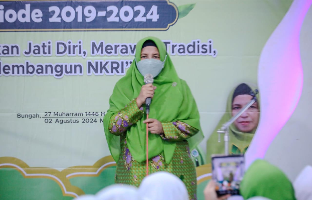 Ketua Pimpinan Cabang Muslimat NU Gresik, Nyai Hj Aliyah Ghozali, saat memberikan sambutan di Konferensi Periodik XII MWCNU Bungah. Foto: dok LTN MWCNU Bungah/NUGres