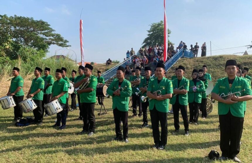 Korps Musik (Korsik) Pimpinan Ranting GP Ansor Tebuwung kembali bertugas dalam Upacara Peringatan Detik-detik Proklamasi Kemerdekaan RI yang digelar oleh Pemerintah Kecamatan Dukun Gresik, Sabtu (17/8/2024). Foto: dok PAC GP Ansor Dukun