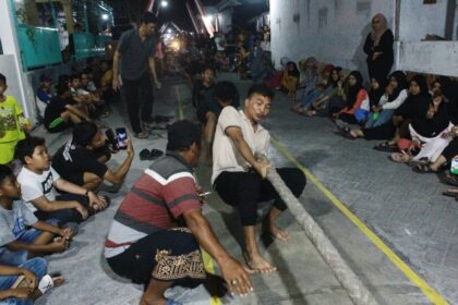 Belasan tim lintas elemen masyarakat di Desa Gumeno Gresik merayakan peringatan Kemerdekaan Republik Indonesia ke-79 dengan mengikuti lomba tarik tambang tradisional, Ahad (26/8/2024). Foto: dok PR IPNU IPPNU Gumeno/NUGres