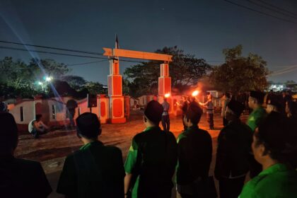 Pimpinan Anak Cabang GP Ansor bersama Satkoryon Banser Cerme saat mengikuti Malam Tirakatan Agustusan atau Renungan Suci yang diikuti lintas elemen organisasi pemuda se-Kecamatan Cerme, Gresik, Jumat (16/8/2024) malam. Foto: dok PAC GP Ansor Cerme/NUGres