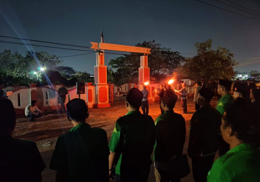 Pimpinan Anak Cabang GP Ansor bersama Satkoryon Banser Cerme saat mengikuti Malam Tirakatan Agustusan atau Renungan Suci yang diikuti lintas elemen organisasi pemuda se-Kecamatan Cerme, Gresik, Jumat (16/8/2024) malam. Foto: dok PAC GP Ansor Cerme/NUGres