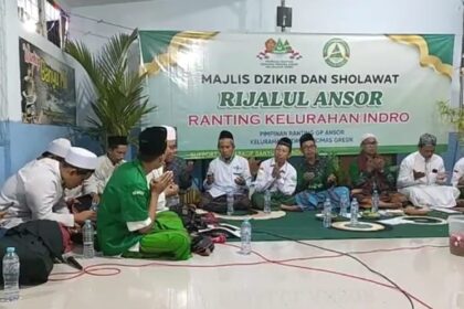 Gelaran perdana pertemuan Majelis Dzikir dan Sholawat (MDS) Rijalul Ansor Ranting GP Ansor berlangsung digelar di sebuah kedai kopi di ranting setempat, Kamis (22/8/2024). Foto: dok PR GP Ansor Indro/NUGres