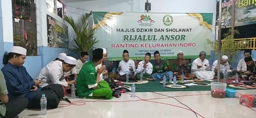 Gelaran perdana pertemuan Majelis Dzikir dan Sholawat (MDS) Rijalul Ansor Ranting GP Ansor berlangsung digelar di sebuah kedai kopi di ranting setempat, Kamis (22/8/2024). Foto: dok PR GP Ansor Indro/NUGres