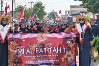 MI Al Fattah 1 Banyuurip Ujungpangkah Gresik turut berpartisipasi dalam karnaval desa, Jumat (23/8/2024). Foto: dok MI Al Fattah 1 Banyuurip/NUGres