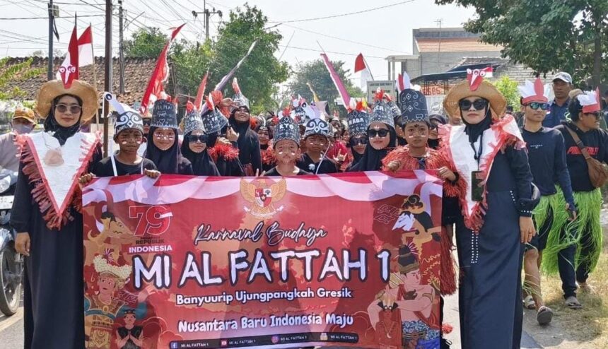 MI Al Fattah 1 Banyuurip Ujungpangkah Gresik turut berpartisipasi dalam karnaval desa, Jumat (23/8/2024). Foto: dok MI Al Fattah 1 Banyuurip/NUGres