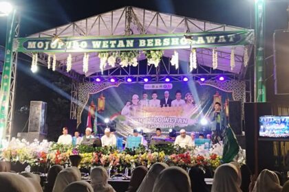 Pemuda-pemudi Mojopurowetan Kecamatan Bungah Gresik menyuguhkan "Mojopurowetan Bersholawat" dalam memperingati HUT ke-79 Republik Indonesia pada Senin (27/8/2024). Foto: dok Panitia Mojopurowetan Bersholawat/NUGres