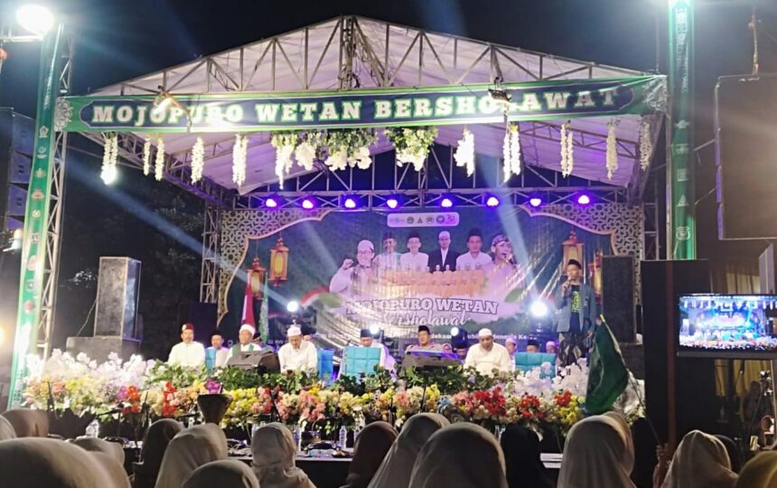 Pemuda-pemudi Mojopurowetan Kecamatan Bungah Gresik menyuguhkan "Mojopurowetan Bersholawat" dalam memperingati HUT ke-79 Republik Indonesia pada Senin (27/8/2024). Foto: dok Panitia Mojopurowetan Bersholawat/NUGres