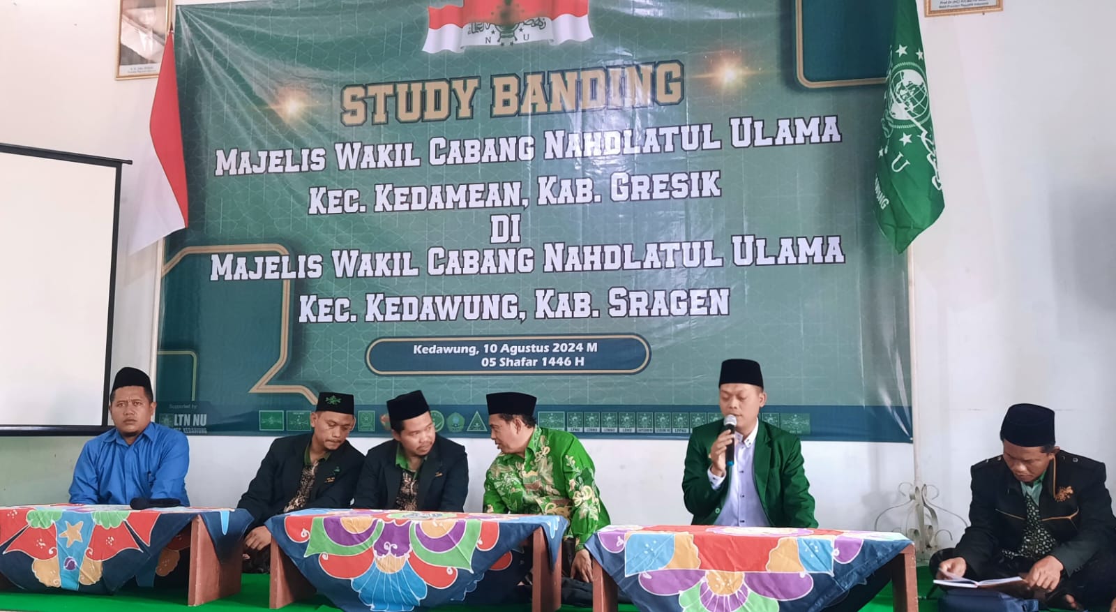 Ketua Tanfidziyah MWCNU Kedamean, Ustadz Abdul Wakhid saat menyampaikan sambutan kegiatan Studi Tiru di MWCNU Kedawung. Foto: dok MWCNU Kedamean/NUGres