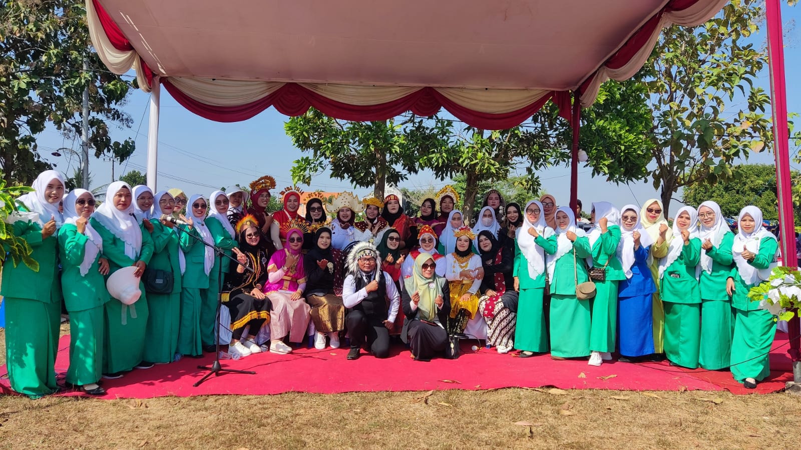 Tim Padus mengabadikan momen dengan berfoto bersama jajaran Pimpinan Anak Cabang Fatayat NU Panceng. Foto: dok PAC Fatayat NU Panceng/NUGres