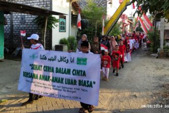 Pimpinan Ranting Muslimat NU Bungah bersama puluhan anak yatim piatu menggelar Peringatan Tahun Baru Hijriah dan Santunan Anak Yatim dirangkai dengan jalan sehat serta undian berhadiah, Jumat (9/8/2024) pagi. Foto: dok LTN MWCNU Bungah