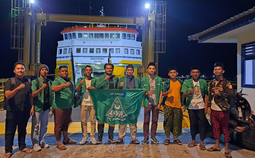 Rombongan Pimpinan Cabang (PC) GP Ansor Bawean serta Pimpinan Anak Cabang (PAC) GP Ansor se-Cabang Bawean saat akan menyeberangi lautan menuju ke Konferwil XV GP Ansor Jawa Timur. Foto: dok PC GP Ansor Bawean/NUGres