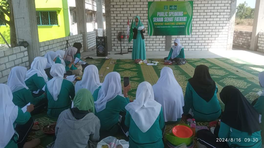 Kader Fatayat NU Lowayu nampak antusias menyimak pemaparan kiat-kiat public speaking yang disampaikan narasumber. Foto: PR Fatayat NU Lowayu/NUGres