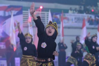 EKSPRESIF. Puluhan pendekar cilik Pagar Nusa tampil dengan sangat memukau dalam pembukaan Pekan Olahraga Kabupaten (Porkab) Gresik 2024, pada Sabtu (10/8/2024). Foto: dok PC Pagar Nusa Gresik/NUGres