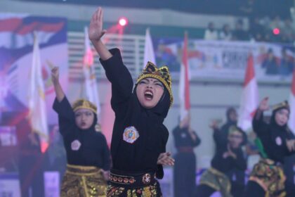 EKSPRESIF. Puluhan pendekar cilik Pagar Nusa tampil dengan sangat memukau dalam pembukaan Pekan Olahraga Kabupaten (Porkab) Gresik 2024, pada Sabtu (10/8/2024). Foto: dok PC Pagar Nusa Gresik/NUGres