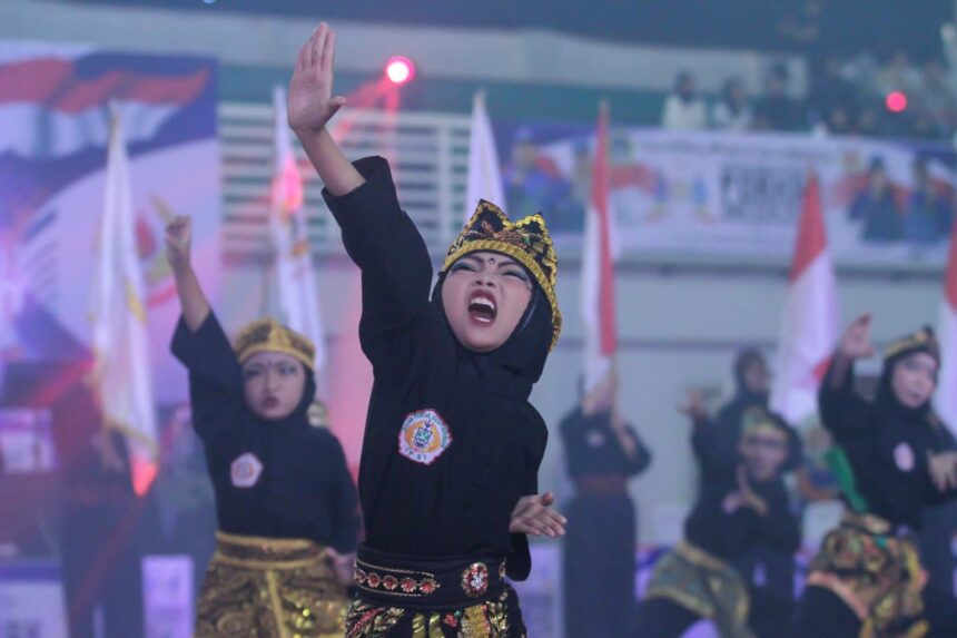 EKSPRESIF. Puluhan pendekar cilik Pagar Nusa tampil dengan sangat memukau dalam pembukaan Pekan Olahraga Kabupaten (Porkab) Gresik 2024, pada Sabtu (10/8/2024). Foto: dok PC Pagar Nusa Gresik/NUGres