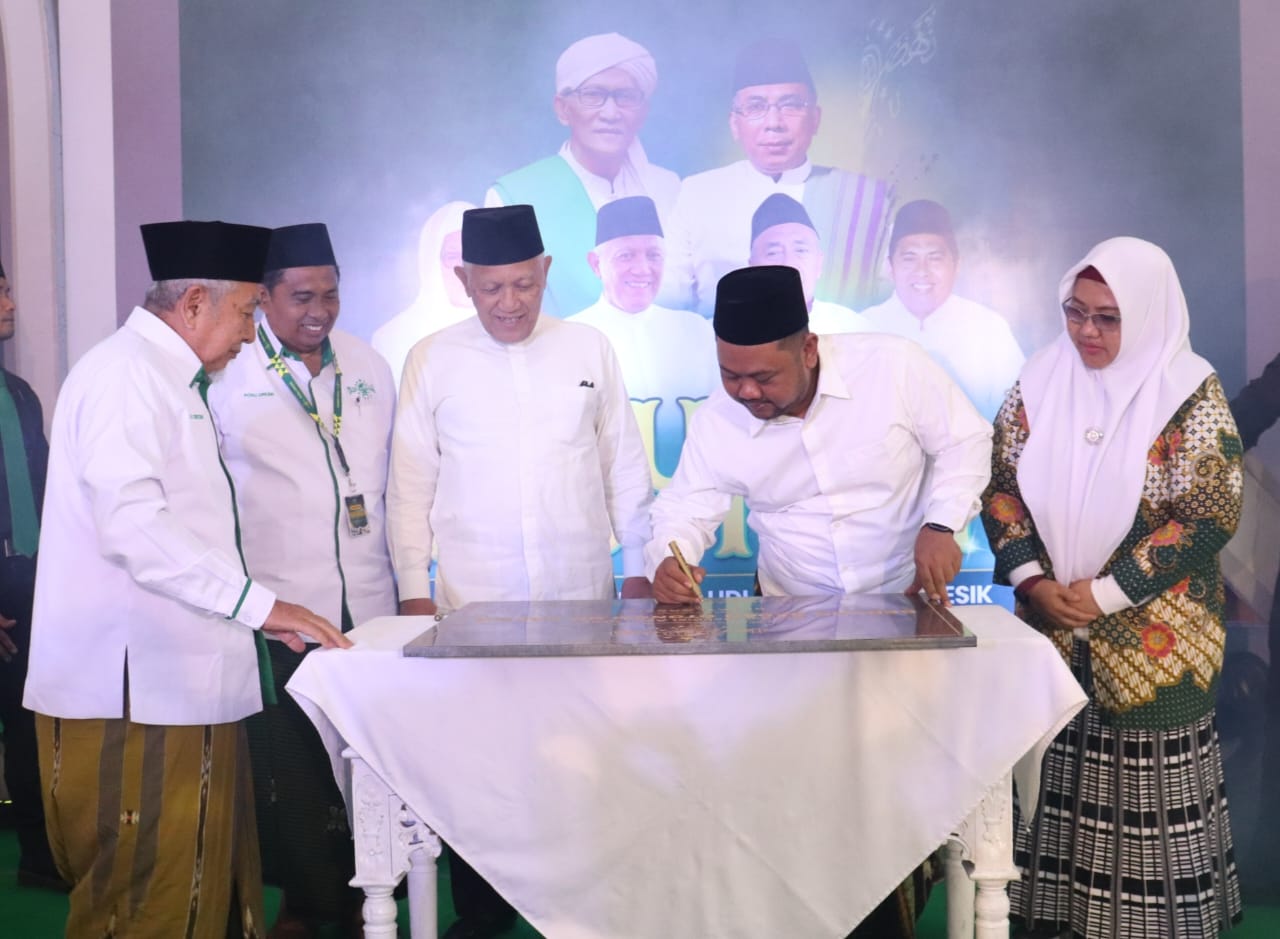 Bupati Gresik H Fandi Akhmad Yani SE., M.MB., saat melakukan penandatanganan prasasti Gedung Banom NU Gresik. Foto: Humas Pemkab Gresik, Iis Afandi/NUGres