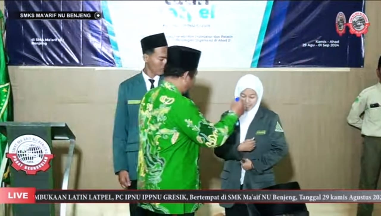 Penyematan tanda pengenal peserta dilakukan oleh Wakil Katib PCNU Gresik, KH Yusuf Ali. Foto: