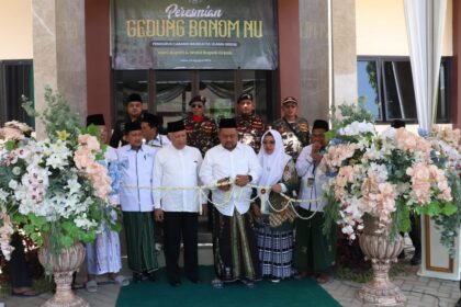 Ketua PWNU Jawa Timur dan jajaran PCNU Gresik bersama Bupati Gresik dan Wakil Bupati Gresik saat meresmikan Gedung Banom NU Gresik, Sabtu 24 Agustus 2024. Foto: Humas Pemkab Gresik, Iis Afandi/NUGres