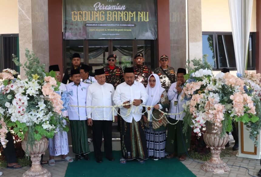 Ketua PWNU Jawa Timur dan jajaran PCNU Gresik bersama Bupati Gresik dan Wakil Bupati Gresik saat meresmikan Gedung Banom NU Gresik, Sabtu 24 Agustus 2024. Foto: Humas Pemkab Gresik, Iis Afandi/NUGres