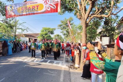 Pimpinan Ranting (PR) IPNU IPPNU Banyuurip berpartisipasi dalam kegiatan rutin tahunan Gerak Jalan Tradisional yang diselenggarakan oleh Pemerintah Kecamatan Ujungpangkah, Ahad 11 Agustus 2024. Foto: dok PR IPNU IPPNU Banyuurip/NUGres