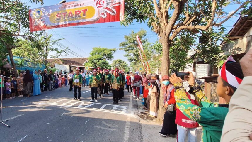 Pimpinan Ranting (PR) IPNU IPPNU Banyuurip berpartisipasi dalam kegiatan rutin tahunan Gerak Jalan Tradisional yang diselenggarakan oleh Pemerintah Kecamatan Ujungpangkah, Ahad 11 Agustus 2024. Foto: dok PR IPNU IPPNU Banyuurip/NUGres