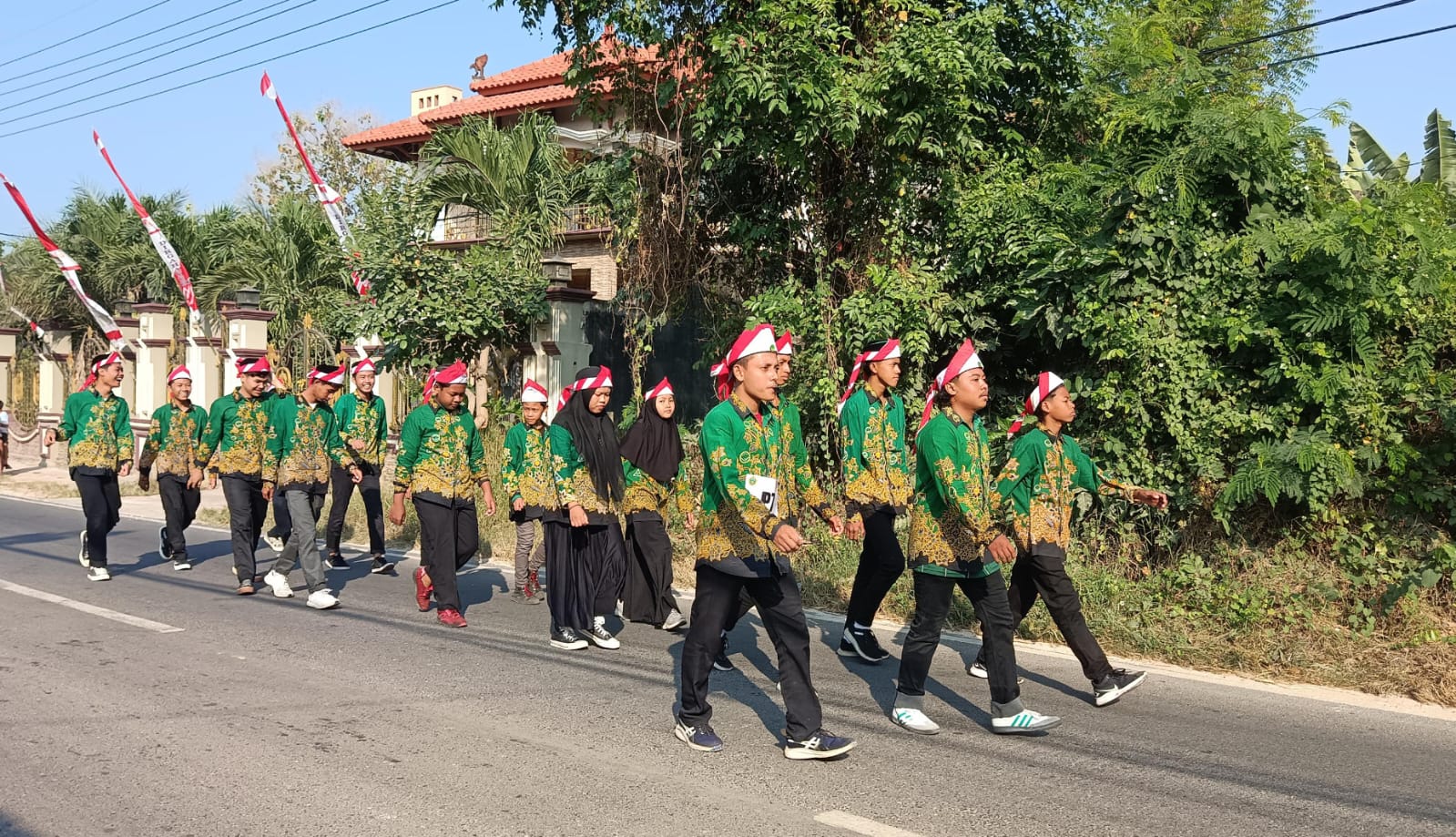 Menempuh perjalanan 7 kilometer pelajar NU Banyuurip antusias Pelajar NU Banyuurip memakai atribut seragam batik khas mereka dengan bawahan hitam, serta berkopyah layaknya seorang santri. 