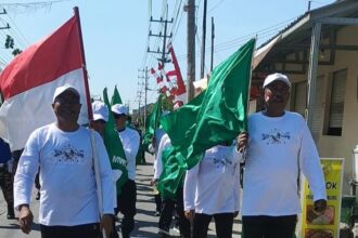 EKSPRESI CINTA dan SYUKUR. Jajaran pengurus MWCNU serta kader NU dari sejumlah Badan Otonom NU di Menganti Gresik turut menyemarakkan gerak jalan dalam rangka peringatan Kemerdekaan Republik Indonesia ke-79. Foto: dok MWCNU Menganti/NUGres