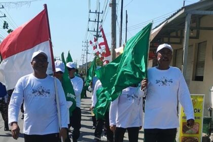 EKSPRESI CINTA dan SYUKUR. Jajaran pengurus MWCNU serta kader NU dari sejumlah Badan Otonom NU di Menganti Gresik turut menyemarakkan gerak jalan dalam rangka peringatan Kemerdekaan Republik Indonesia ke-79. Foto: dok MWCNU Menganti/NUGres