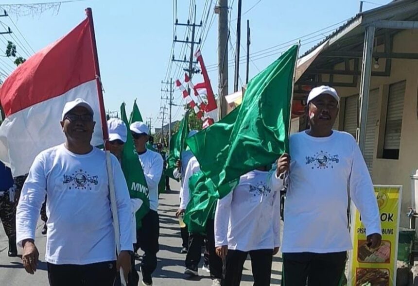 EKSPRESI CINTA dan SYUKUR. Jajaran pengurus MWCNU serta kader NU dari sejumlah Badan Otonom NU di Menganti Gresik turut menyemarakkan gerak jalan dalam rangka peringatan Kemerdekaan Republik Indonesia ke-79. Foto: dok MWCNU Menganti/NUGres