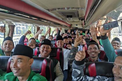 BERJAMAAH. Rombongan Pimpinan Anak Cabang (PAC) GP Ansor se-Cabang Gresik berangkat menuju Konferwil XV GP Ansor Jatim, Senin (12/8/2024). Foto: dok PC GP Ansor Gresik/NUGres