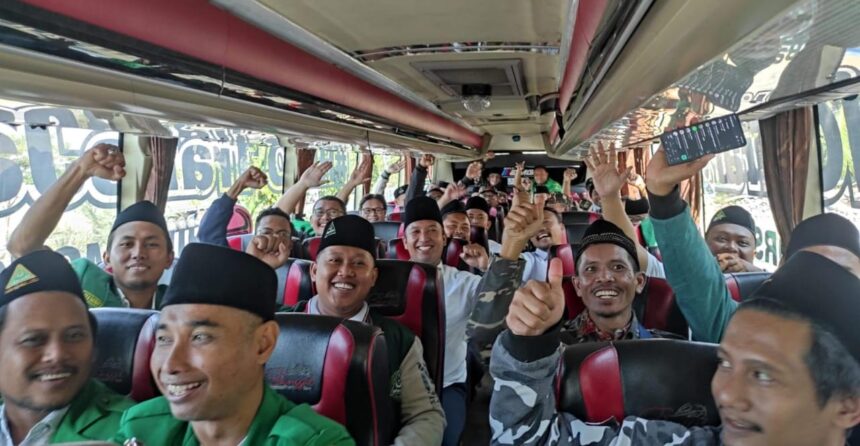 BERJAMAAH. Rombongan Pimpinan Anak Cabang (PAC) GP Ansor se-Cabang Gresik berangkat menuju Konferwil XV GP Ansor Jatim, Senin (12/8/2024). Foto: dok PC GP Ansor Gresik/NUGres