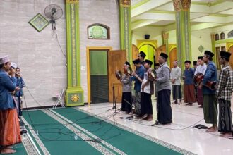 Departemen Seni Budaya dan Olahraga Pimpinan Anak Cabang (PAC) IPNU IPPNU Driyorejo kembali menggelar kegiatan pembacaan sholawat diba' keliling, Ahad (25/8/2024). Foto: dok PAC IPNU IPPNU Driyorejo/NUGres