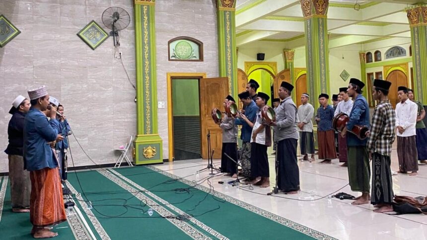 Departemen Seni Budaya dan Olahraga Pimpinan Anak Cabang (PAC) IPNU IPPNU Driyorejo kembali menggelar kegiatan pembacaan sholawat diba' keliling, Ahad (25/8/2024). Foto: dok PAC IPNU IPPNU Driyorejo/NUGres