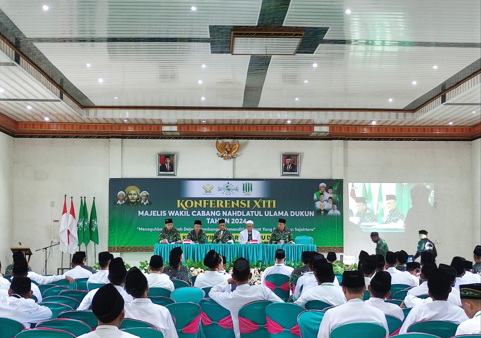 Desain interior dengan ornamental modern, mendukung suasana kegiatan nampak eksklusif dan elegan. Foto: dok MWCNU Dukun/NUGres