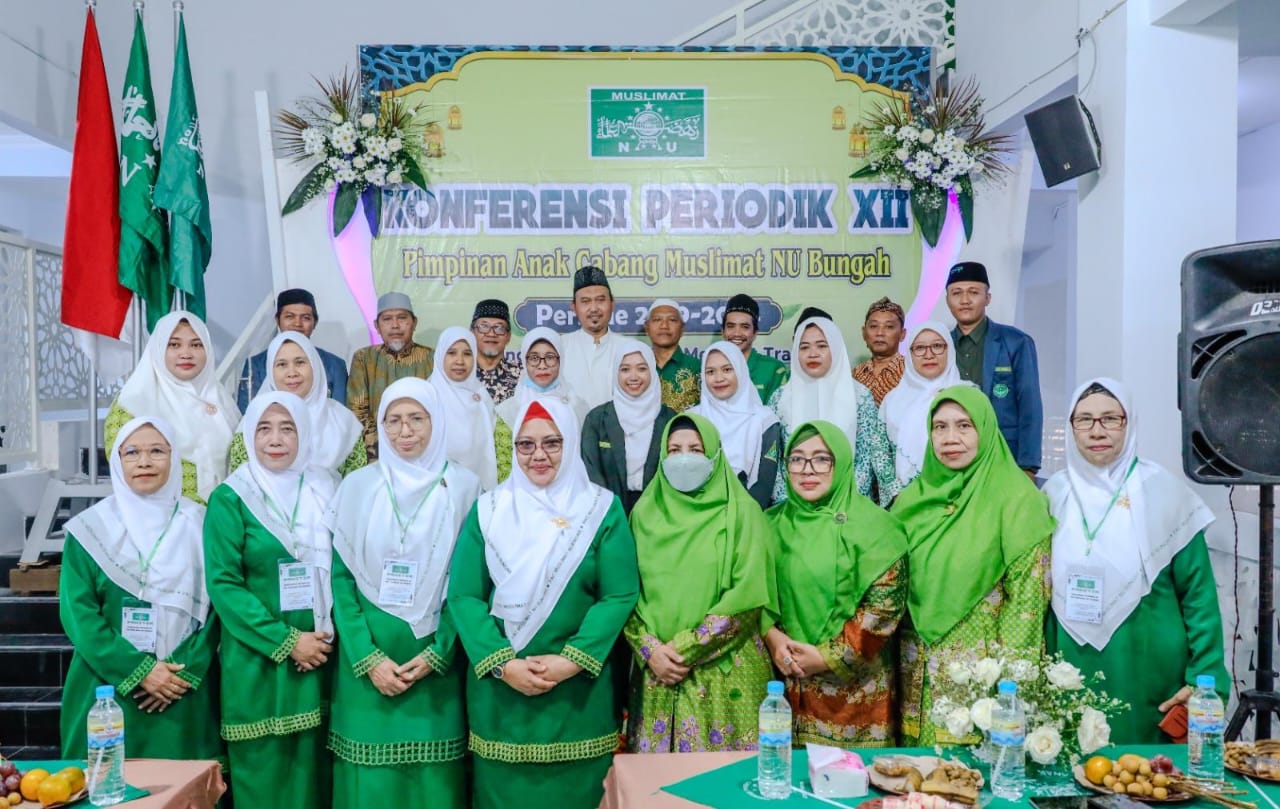 Jajaran PAC Muslimat NU Bungah mengabadikan momen dengan berfoto bersama. Foto: dok LTN MWCNU Bungah/NUGres