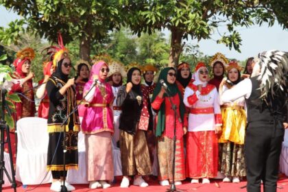 ENERGIK. Tim Panduan Suara Pimpinan Anak Cabang (PAC) Fatayat NU Panceng tampil memukau dalam upacara peringatan HUT RI ke-79 yang diselenggarakan oleh Pemerintah Kecamatan Panceng, Sabtu (17/8/2024). Foto: dok PAC Fatayat NU Panceng/NUGres