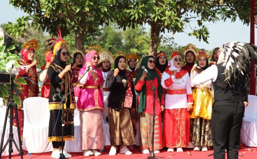 ENERGIK. Tim Panduan Suara Pimpinan Anak Cabang (PAC) Fatayat NU Panceng tampil memukau dalam upacara peringatan HUT RI ke-79 yang diselenggarakan oleh Pemerintah Kecamatan Panceng, Sabtu (17/8/2024). Foto: dok PAC Fatayat NU Panceng/NUGres