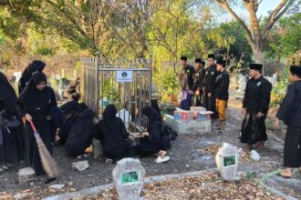 Peringati haul, para santri Pagar Nusa Gresik melakukan ziarah, bersih-bersih makam dan berdoa bersama di makam Prof Dr Suhairbillah, Kamis (22/8/2024). Foto: dok Pasukan Inti Pagar Nusa Gresik/NUGres