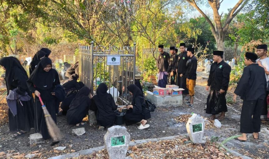 Peringati haul, para santri Pagar Nusa Gresik melakukan ziarah, bersih-bersih makam dan berdoa bersama di makam Prof Dr Suhairbillah, Kamis (22/8/2024). Foto: dok Pasukan Inti Pagar Nusa Gresik/NUGres