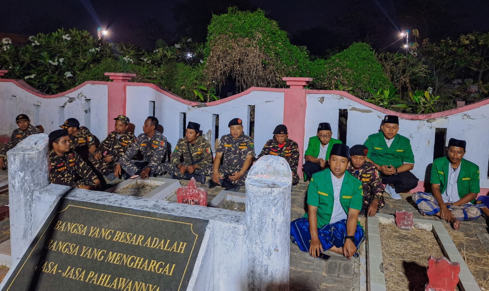 PAC GP Ansor Cerme dan sejumlah personel Banser Cerme berziarah dan doa bersama di Makam Pahlawan Cerme. Foto: PAC GP Ansor Cerme/NUGres