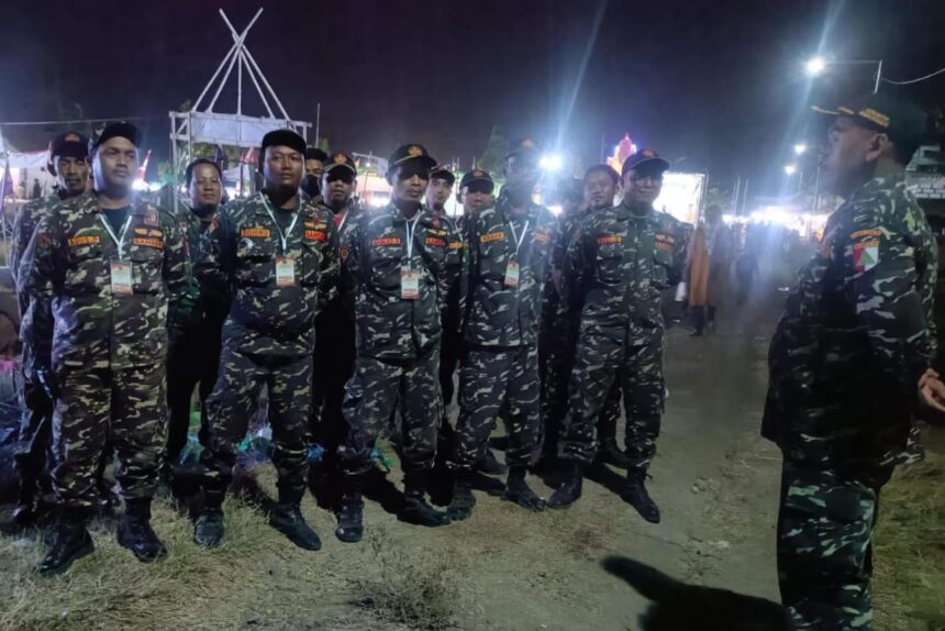 Sejumlah personel Satuan Koordinasi Rayon (Satkotryon) Barisan Ansor Serbaguna (Banser) Balongpanggang mengikuti pengarahan di lokasi Perkemahan Gabungan Sakoma, Sabtu (14/9/2024). Foto: dok Satkoryon Banser Balongpanggang/NUGres